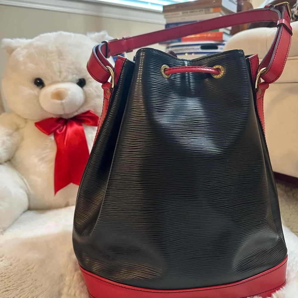 Louis Vuitton this black